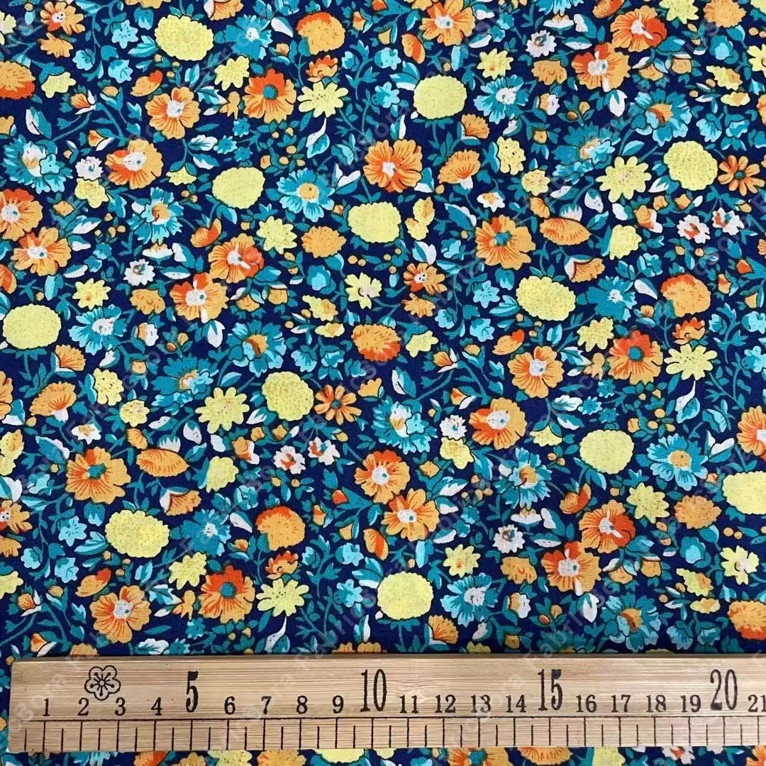 Vista em detalhe do cotton poplin prado ditsy Liberty