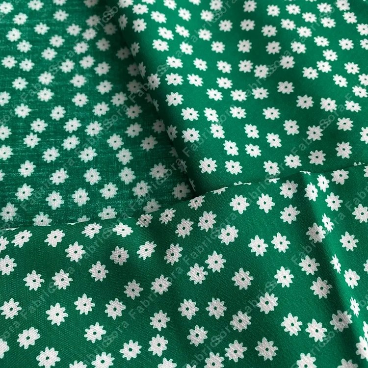 Detalle de tela rayon mini margaritas monocromáticas