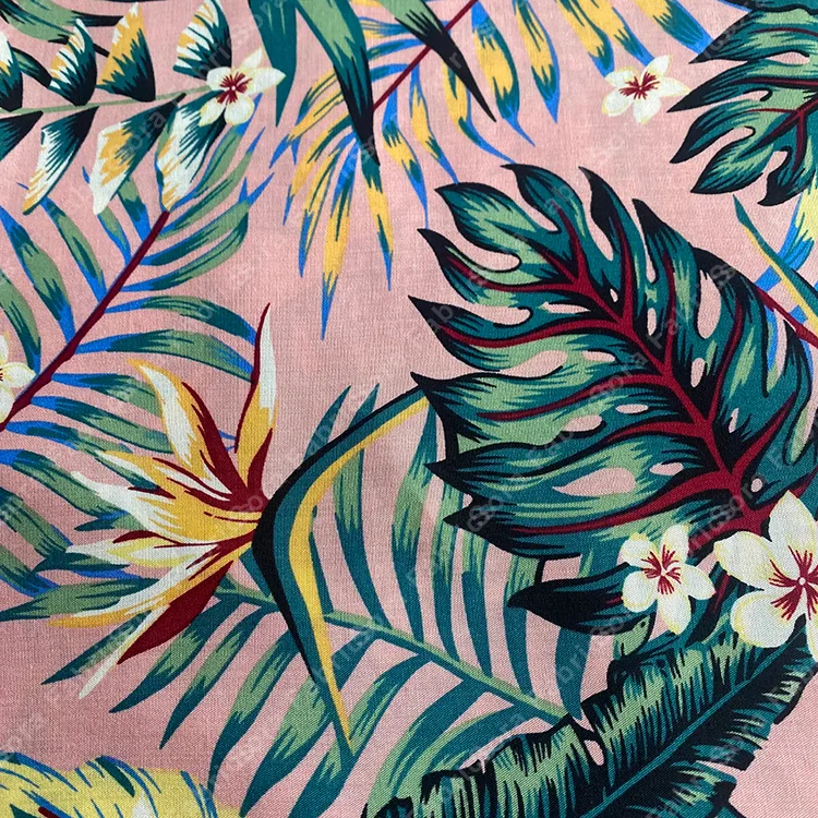 Close-up da estampa tropical havaiana mostrando nitidez